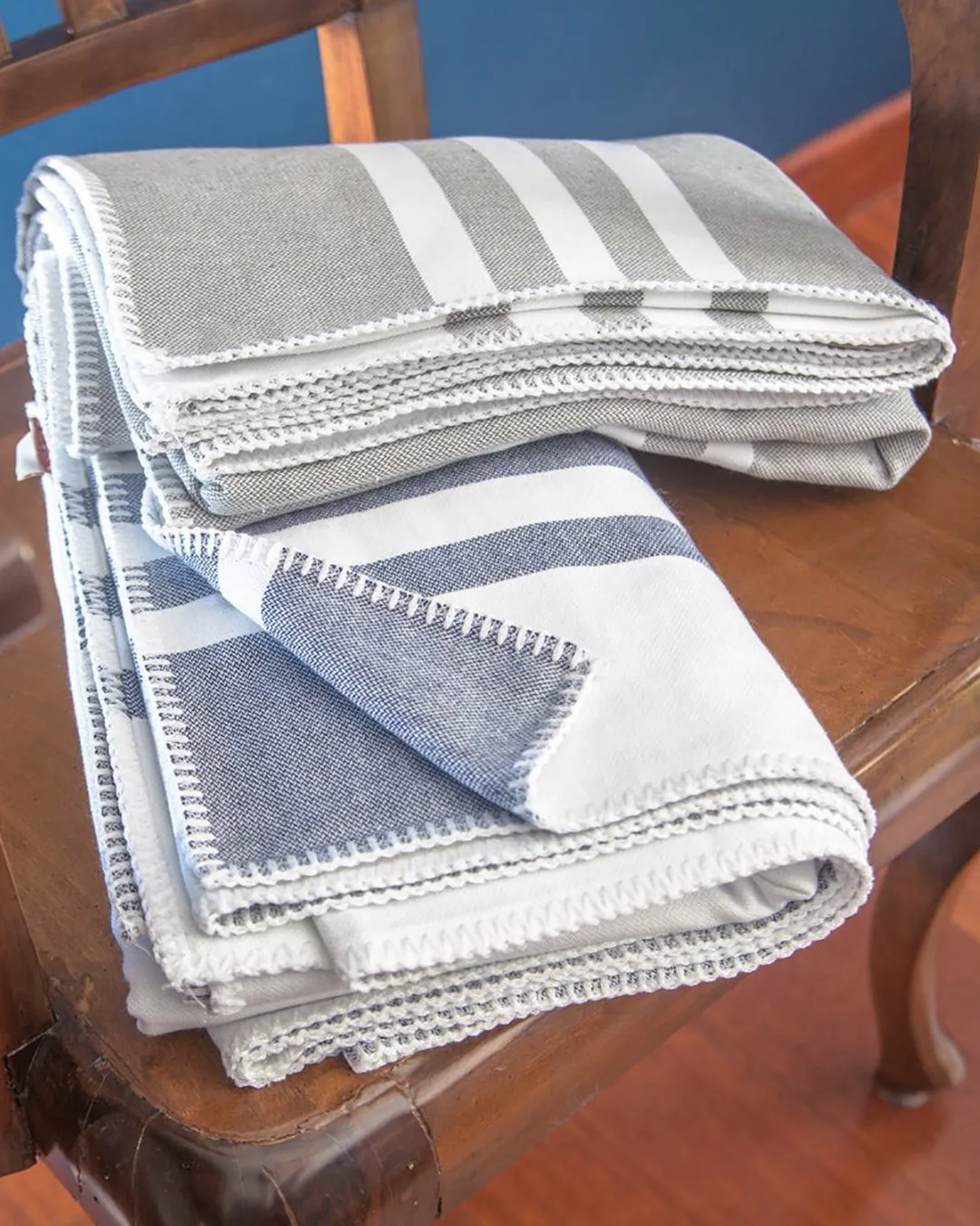 Antiochia Classic Throw – Navy & White
